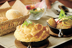 ランチセットの(1296円)の一つ「もこもこスフレオムレツ」&「グリルドチキンレモン風味」。パンとサラダ付き