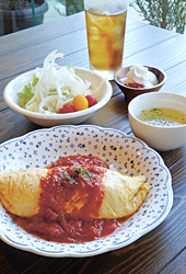 ランチの「Oreganoオムライス(オリジナルトマトソース)」(880円)。サラダ、スープ、ミニデザート、さらに10月下旬までは飲み物付き