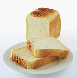 究極のもっちり食感が味わえる「本格生食パン」(半斤189円、1斤378円、2斤756円)。数量限定、予約可