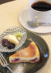 ケーキセット。この日はリンゴのコンポート入りチーズケーキ