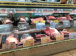 目利きの店長が選んだプレミアムな牛肉がずらり。オーダーカットがおすすめ