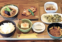 「信州福味鶏 御膳」(1650円)。かまど炊きごはんと福味鶏(ふくみどり)のみそ焼き、野沢菜のてんぷら、煮物、ご近所の「白ほたる豆腐店」の冷ややっこ、豚汁など