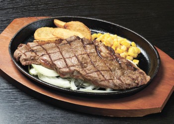 ▲一番のお薦めのサーロインステーキ。席に着く前に券売機で食券を購入するシステム