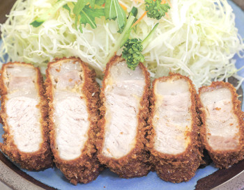 ▲通常1160円の「とんかつ定食」が、佐久市プレミアム付商品券、がんばろう佐久応援券利用で1000円に