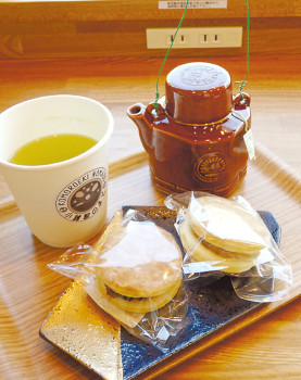▲緑茶とオリジナル菓子「第三動輪」(各150円)※セット割り引きあり