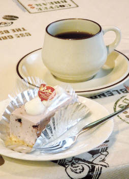 ▲「レアチーズケーキ」とコーヒー