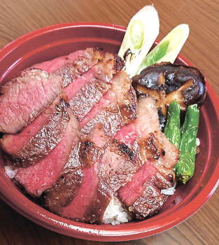 ▲テークアウトの「ステーキ丼」(1700円)