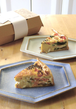 ▲定番キッシュ2種。手前から「サーモンとアスパラガス」(1ピース900円)と「ベーコンとほうれん草」(同850円)