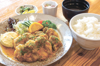 ▲油淋鶏(ユーリンチー)定食(950円)