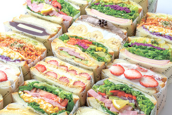 ▲花畑のように並ぶ美しいサンドイッチ。開店から行列ができる人気で、午前10時半から整理券を配布