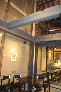 ▲天井が高く開放的な店内は、居心地抜群