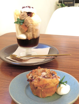 ▲(手前から)季節のマフィン(390円。この日は紅茶とプルーン)とコーヒーゼリーパフェ
