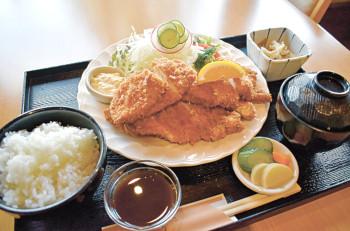 ▲ランチの「大きな鶏カツ定食」1000円