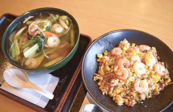 ▲夜メニューの「海老チャーハン」900円、「海鮮あんかけラーメン」1200円