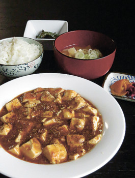 「麻婆豆腐定食」(８５０円）。ご飯は東御市の八重原米を使用