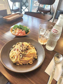 お店・ア・ラ・カルト＝　La Cuisine（ラ・キュイジーヌ）