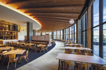 あの店この店＝白樺リゾート池の平ホテル　RESORT FOOD HALL湖畔の風