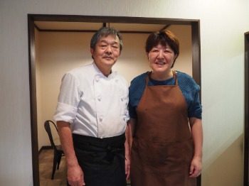 この道40年以上の春日井良美さん＝写真左＝と妻の良子さんが切り盛りする