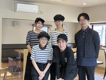 マネージャーの伊藤さん（右端）とスタッフのみなさん