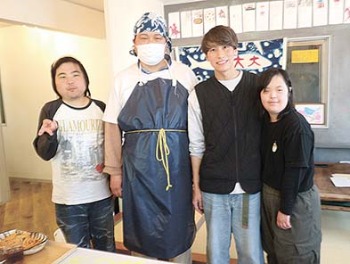 サービス管理者の岡本魁さん（右から2番目）とメンバーのみなさん