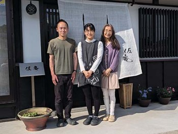 左から店長の小原麻樹雄さんと妻の紫音さん、オーナーの紺野奈緒子さん