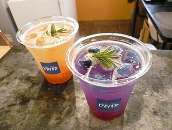 左から　アプリコット＆ローズヒップ、エルダーバタフライソーダ（各650円）